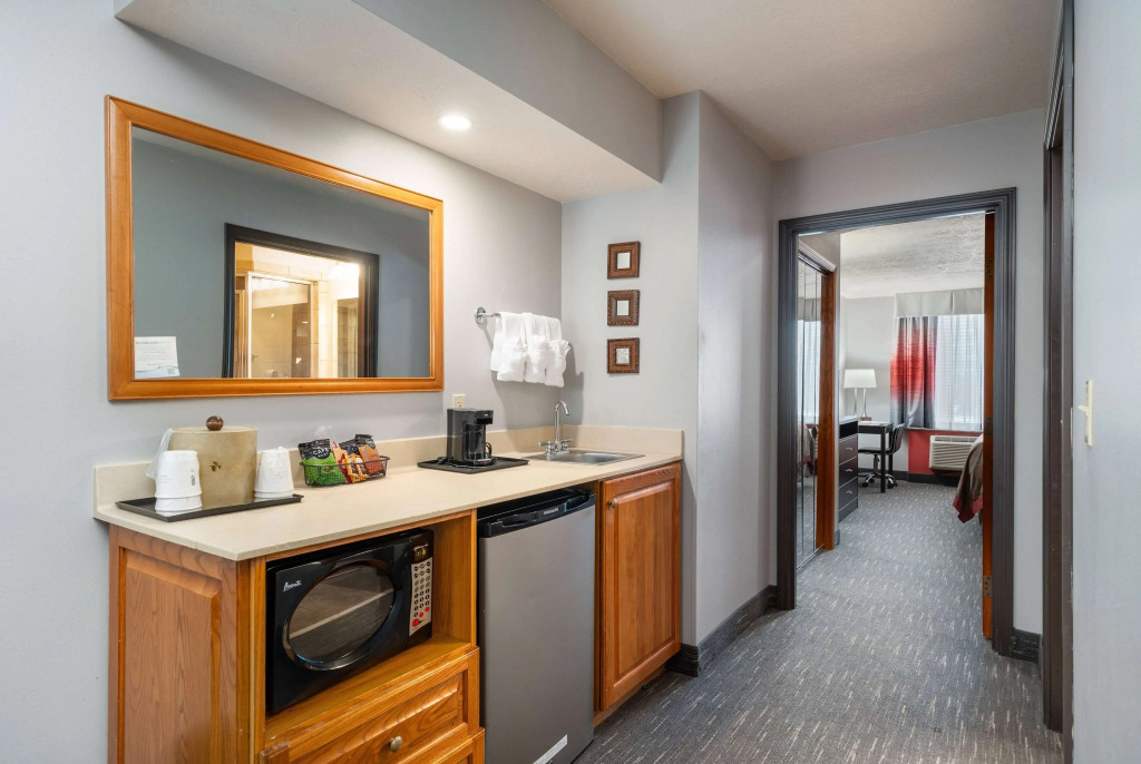 Ramada by Wyndham Sioux Falls Airport - Waterpark Resort & Event Center