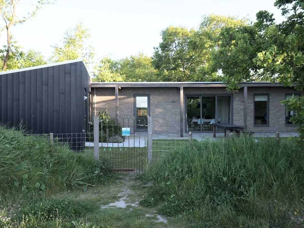 Tranquil Holiday Home in Ouddorp near Nature Reserve