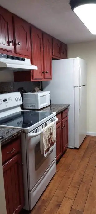 J.Creek Retreat, creekside townhouse +1 car garage