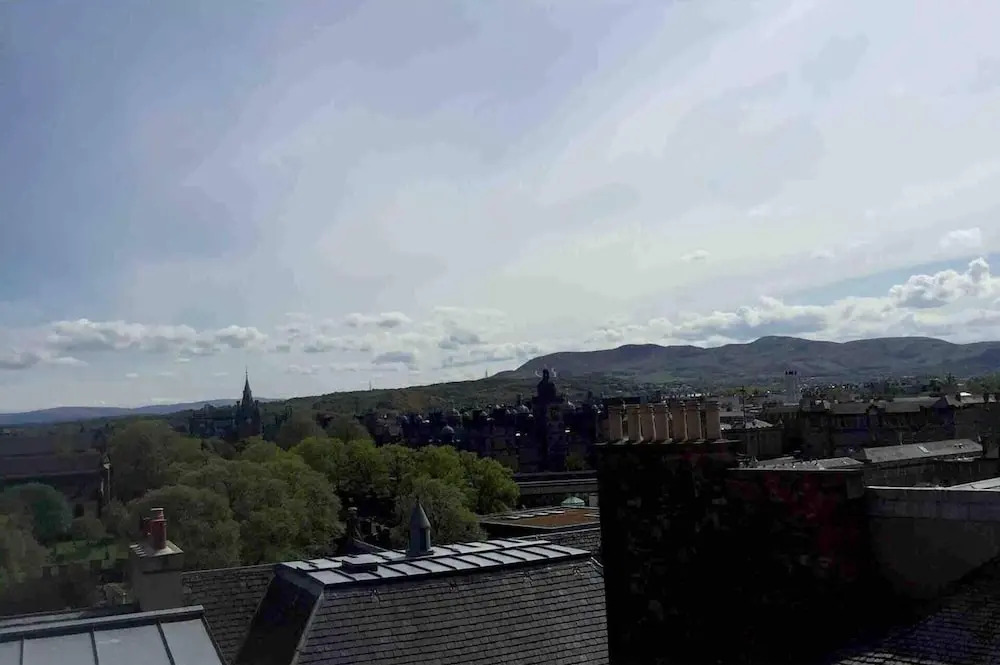 2-bed Historic Apartment in old Town Edinburgh