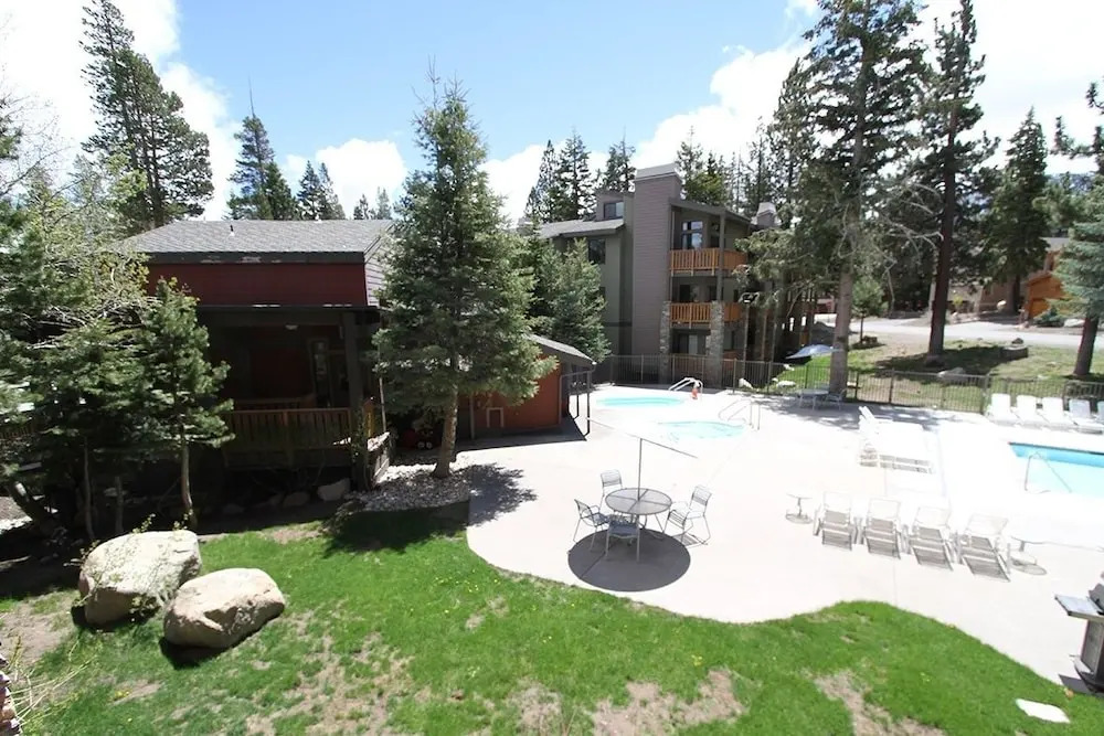 Summit 234 Pet-Friendly, Quaint, Walk to Eagle Lodge by RedAwning