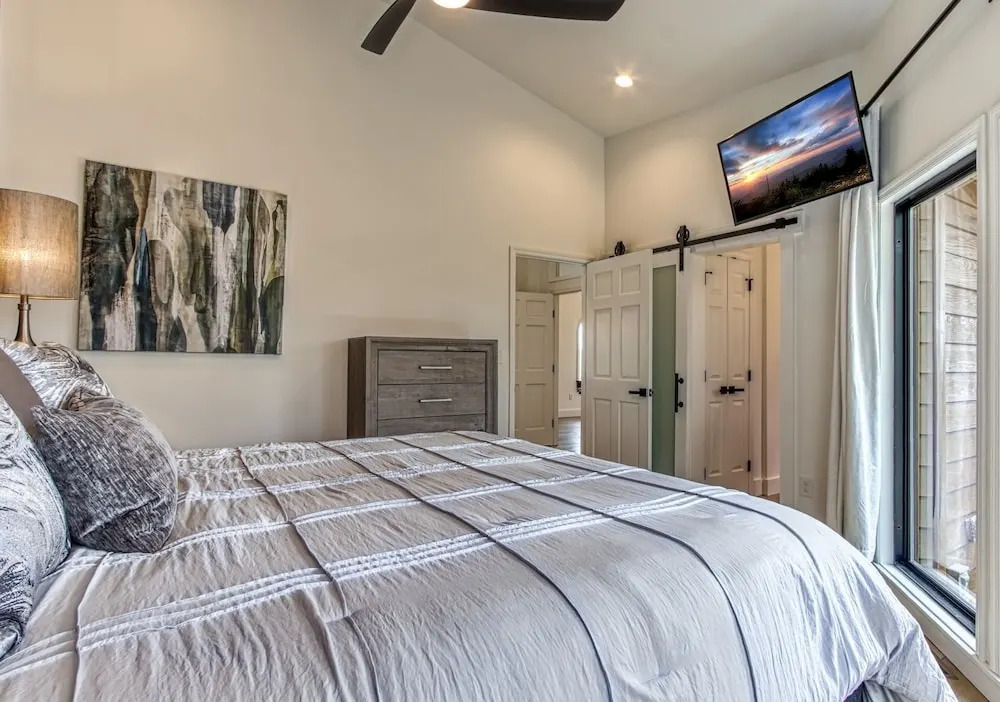 Mountain Valley Revival - Brand New Renovations, Close To Town, Panoramic Mountain Views!! 2 Bedroom Cabin by RedAwning