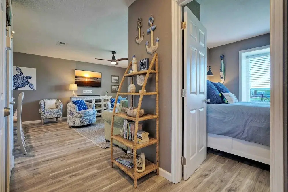 2 Condos Beach Access, 2 Pools, Pickleball & Tennis Island Retreat Complex