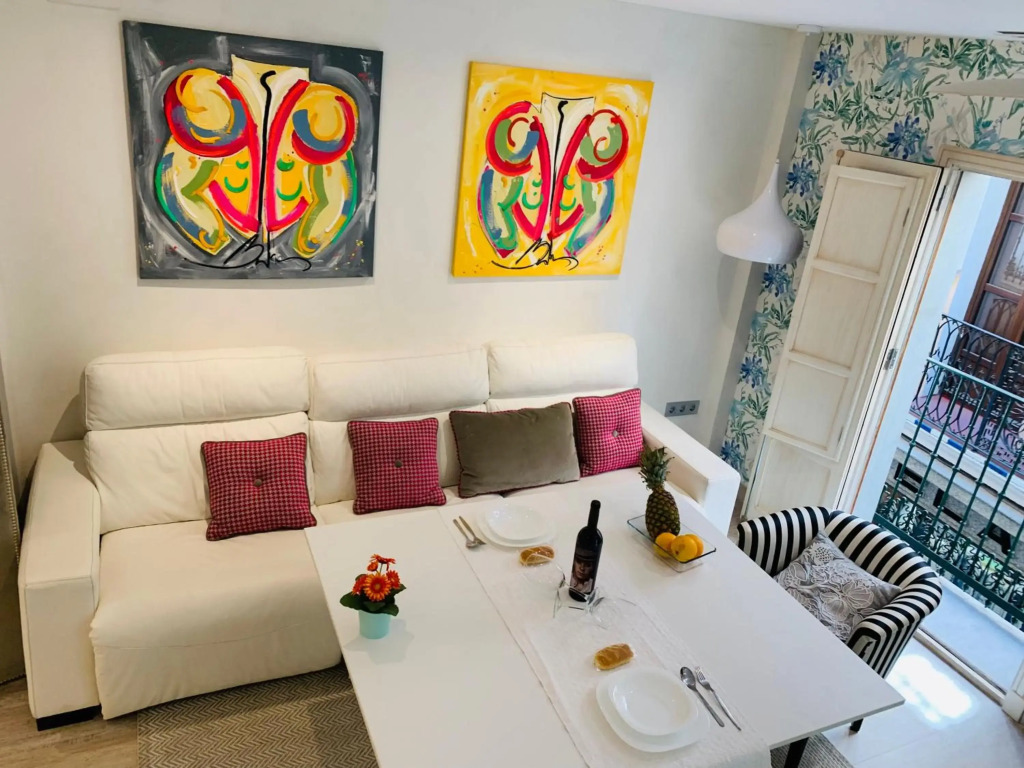 Cathedral Studio, Luxury studio in Cathedral area, Parking Optional