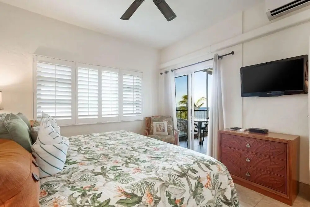 Menehune Shores, #623 2 Bedroom Condo by RedAwning