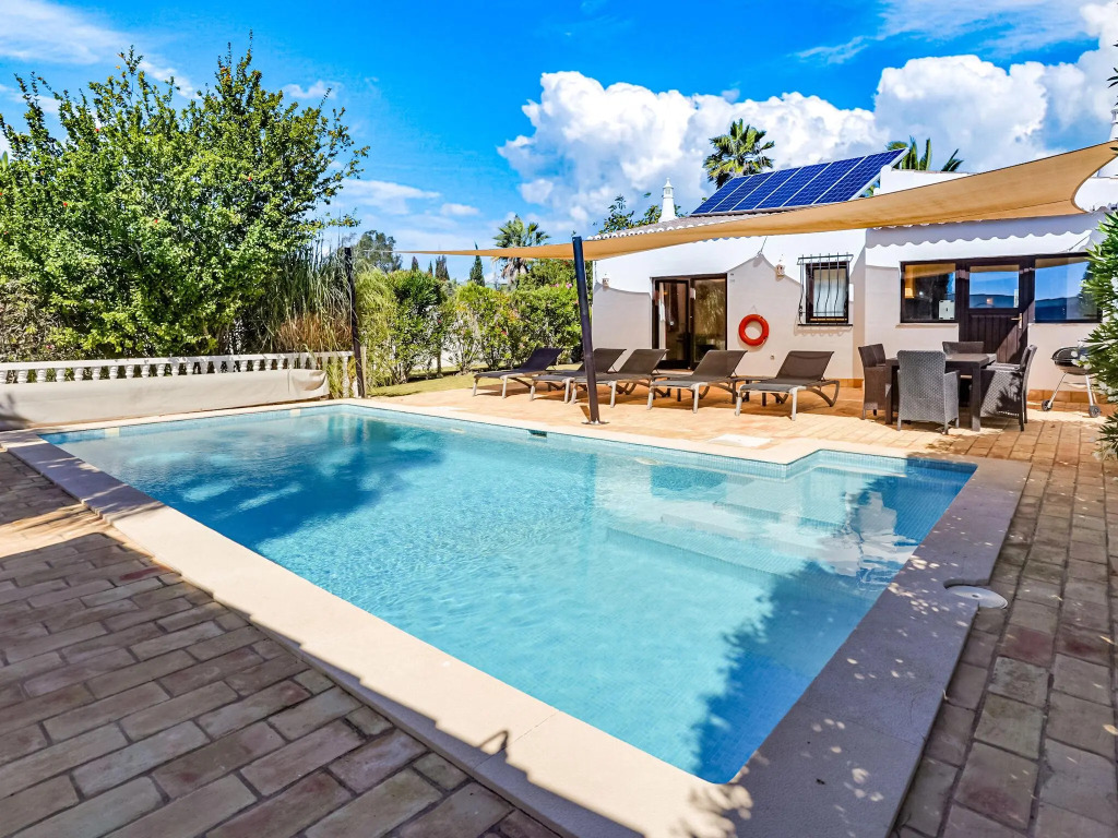 A delightful 3 bedroom Villa with private pool close to Carvoeiro