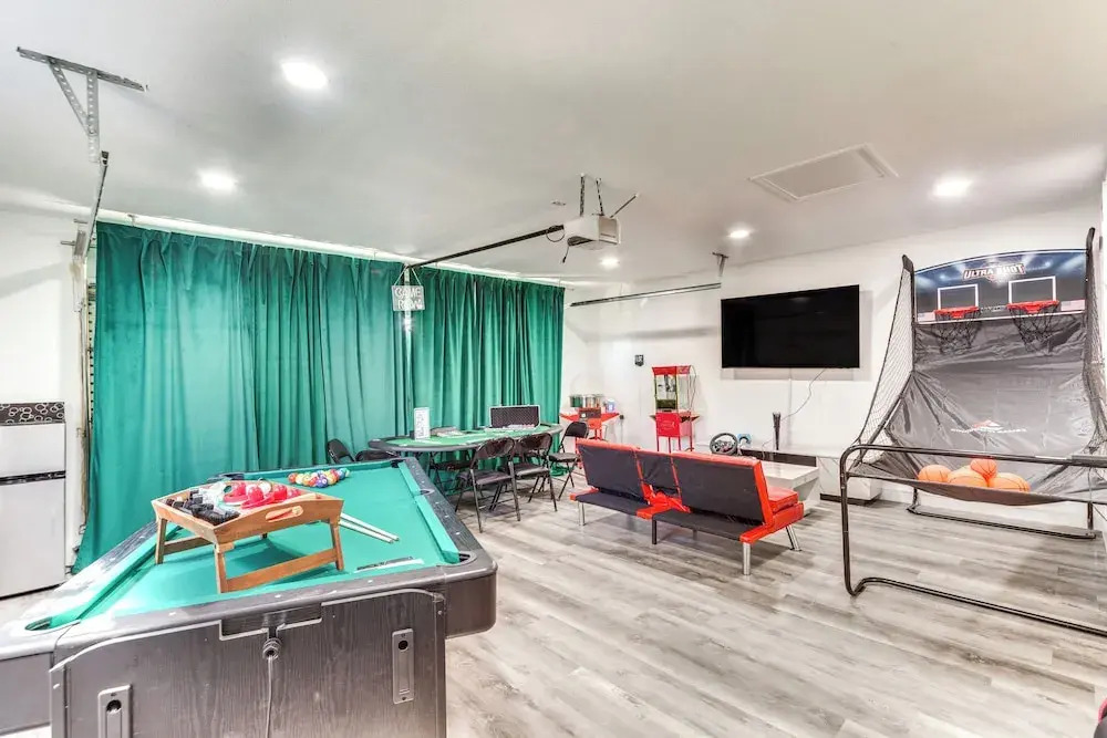 Game Room, Hot Tub & Mtn Views: Palm Springs Gem