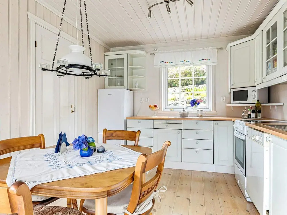 10 person holiday home in Kalvåg-By Traum
