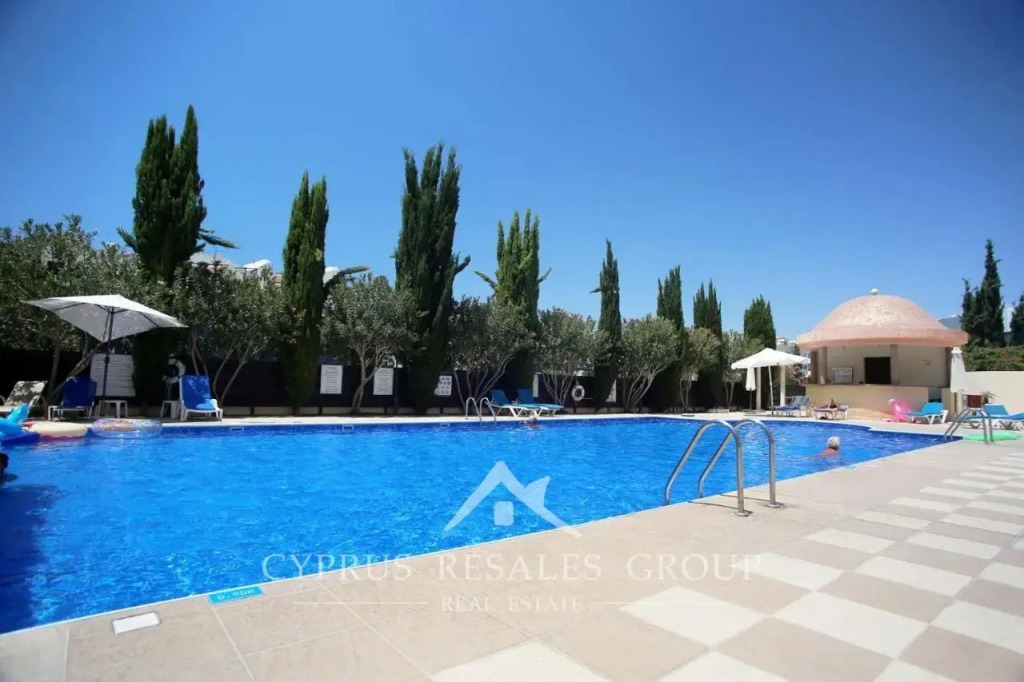 Queens Gardens suite by the sea, pool and mall