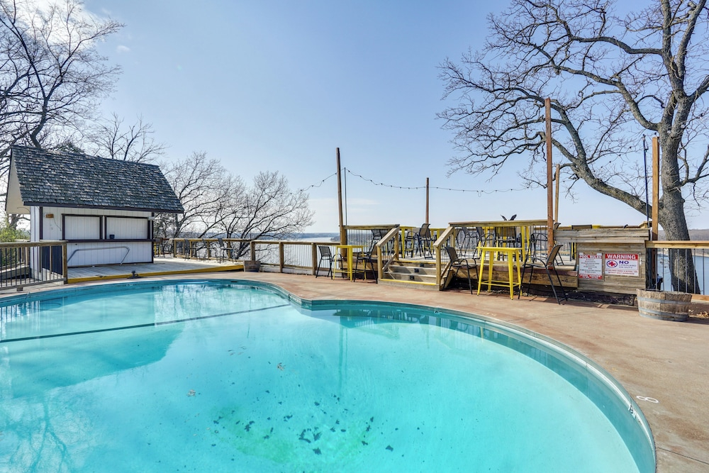 Unit 2: Pool, Lake & View! Studio By Bagnell Strip