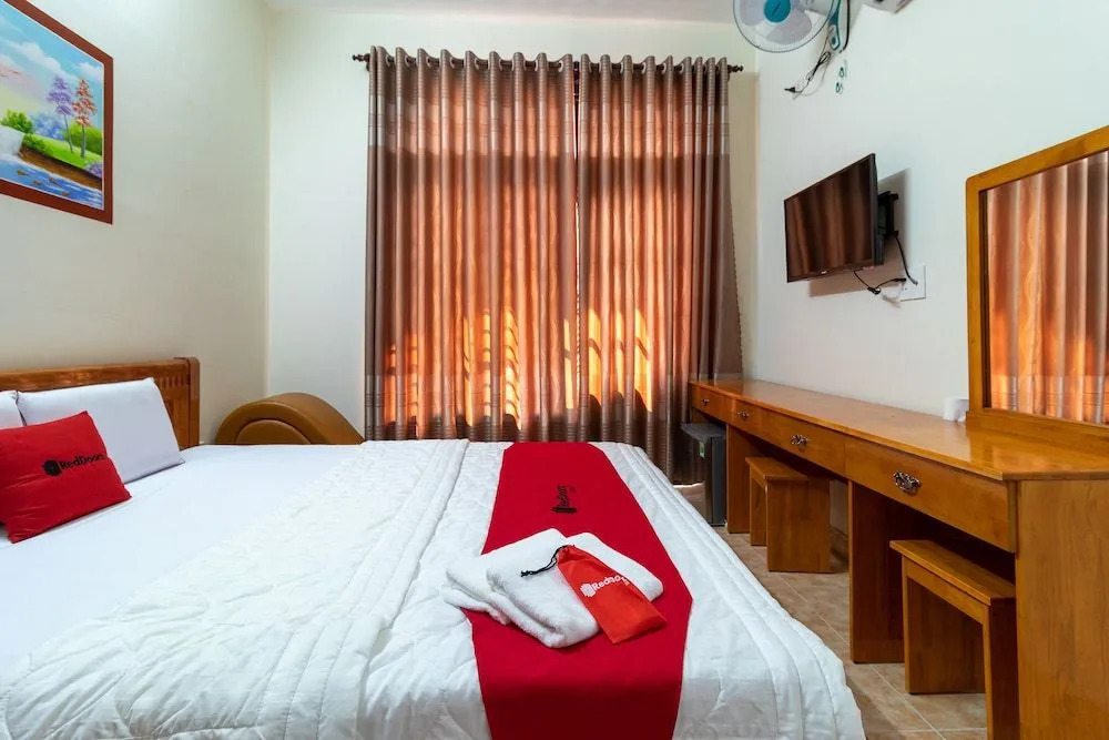 RedDoorz near Lotte Cinema Cong Hoa
