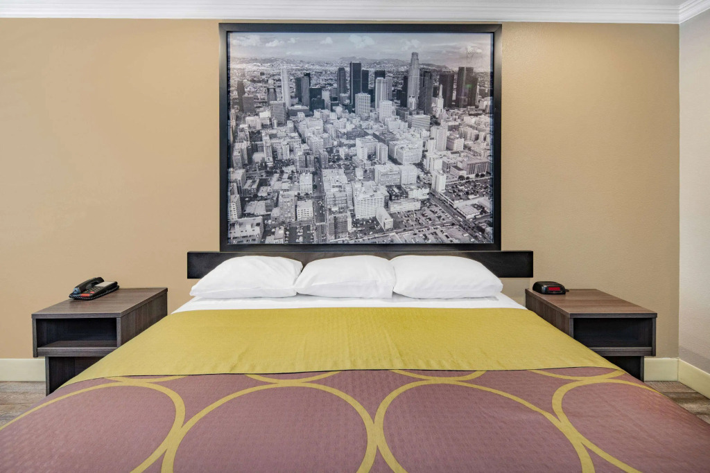 Super 8 by Wyndham North Hollywood