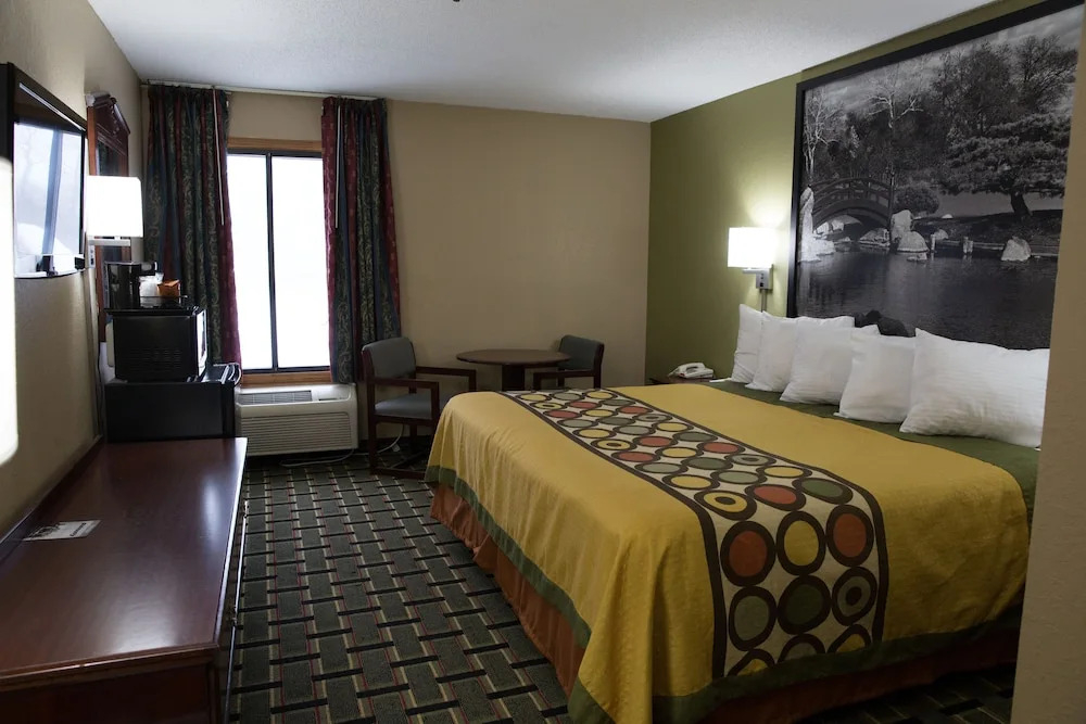 Super 8 Canton IL