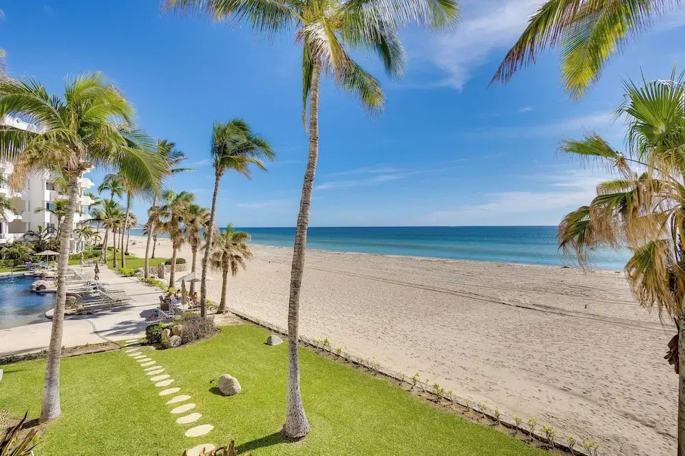 Beachfront Oasis in Cabo with Resort Amenities