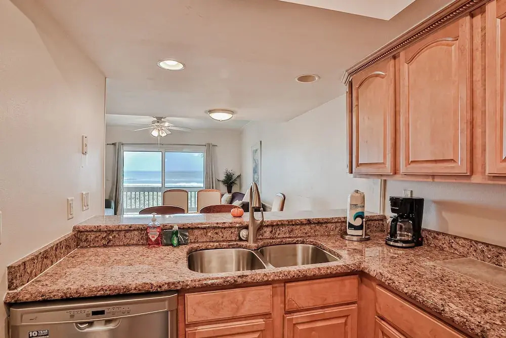 Oceanfront Townhouse With Shared Pools, Ocean View, Wifi, W/d, and Central AC