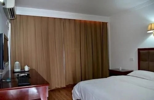 Wuhan Tianlun Holiday Hotel (Panlongcheng Jiahai Industrial Park)(武汉天伦假日宾馆（盘龙城佳海工业园店）)