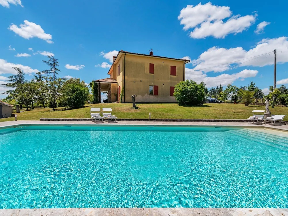 Exotic Villa in Sinalunga With Swimming Pool