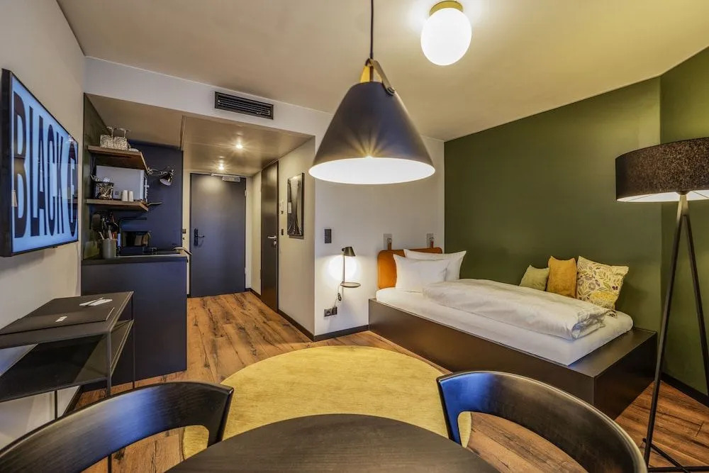 Black F House - Serviced Apartments