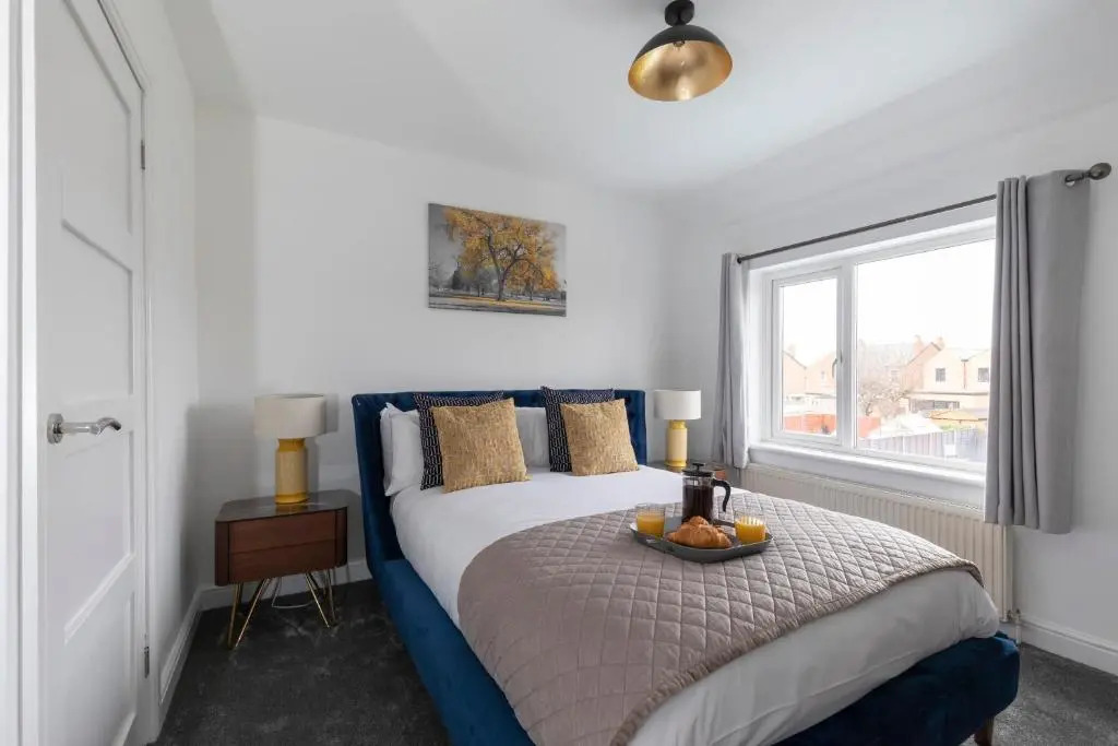 4-Bed Home with Hot Tub near Gloucester City