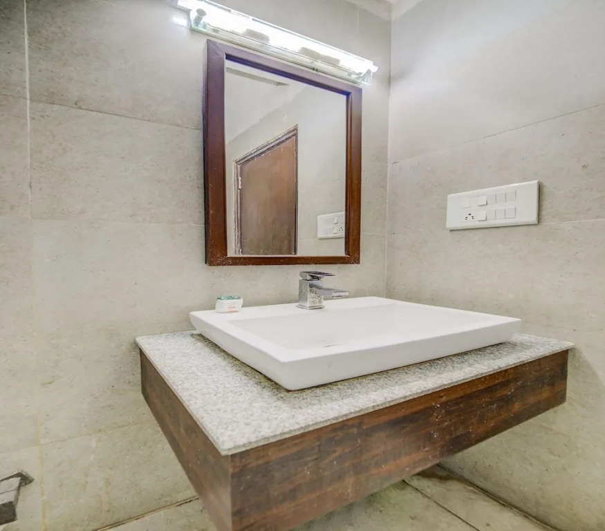 OYO 9553 Hotel Kings Plaza
