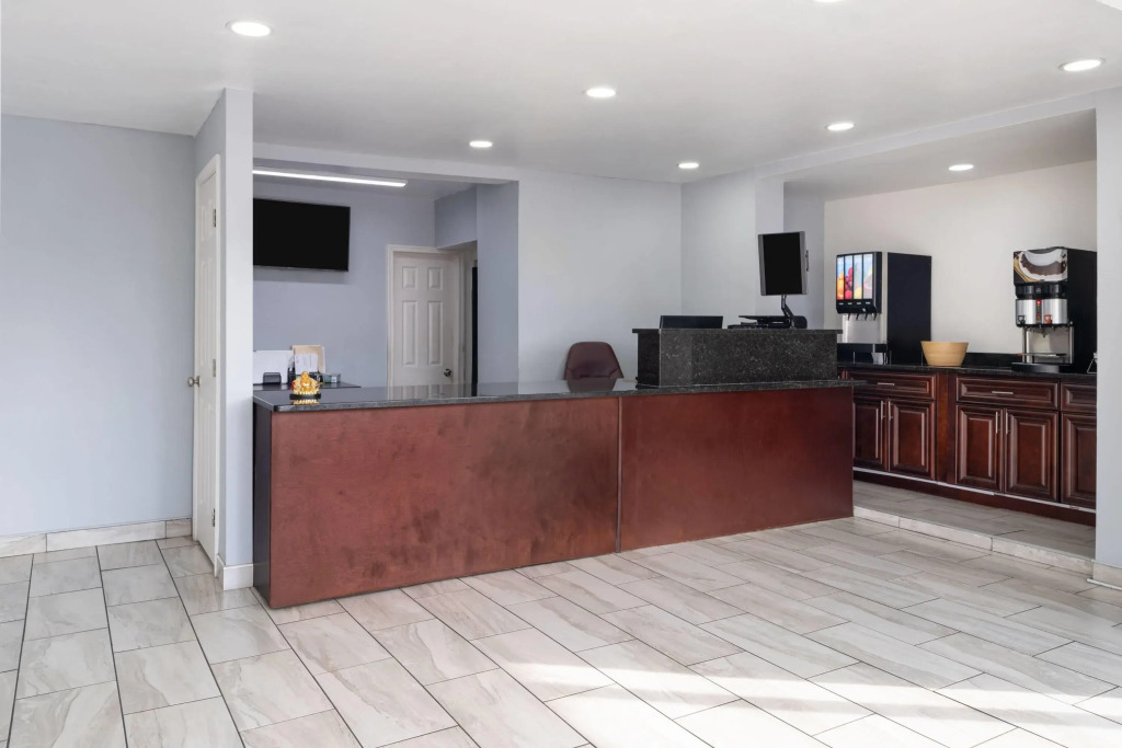 Super 8 by Wyndham Portsmouth - Norfolk