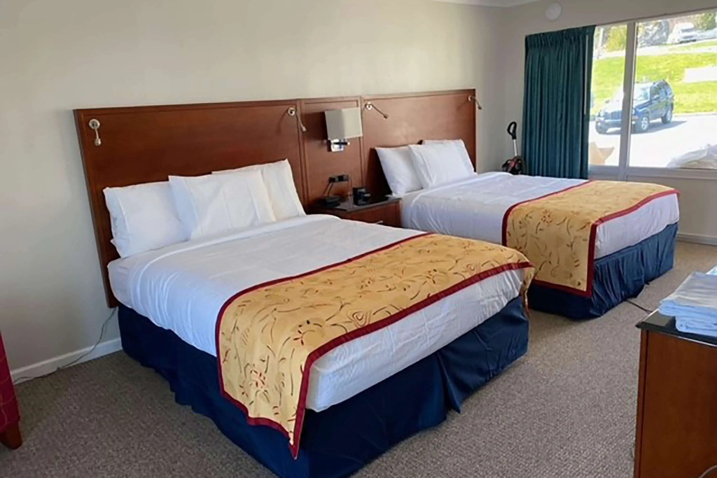 Days Inn & Suites by Wyndham St. Ignace Lakefront