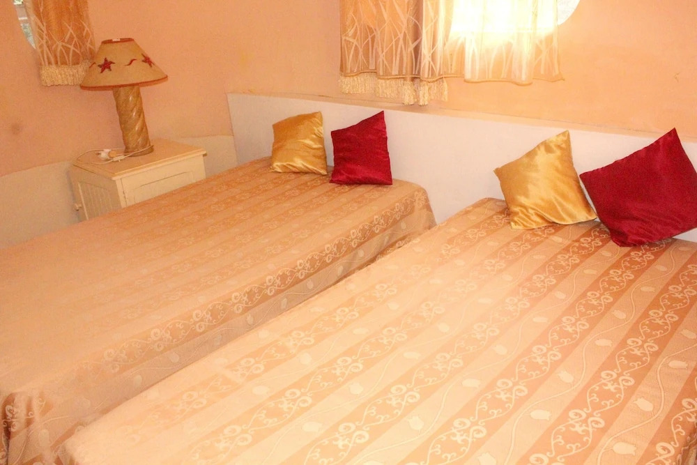 Apartment With 2 Bedrooms in Pereybere, With Enclosed Garden - 200 m F