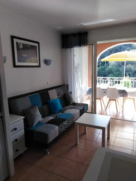 Appartement T2 avec piscine a 100 m de la plage