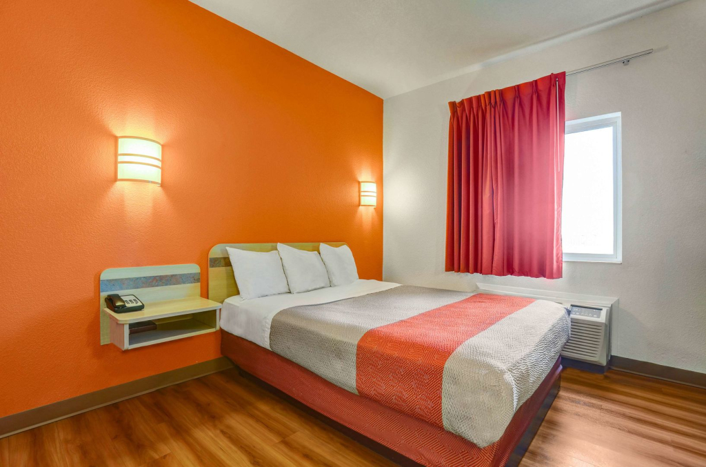 Howard Johnson by Wyndham Lemoore