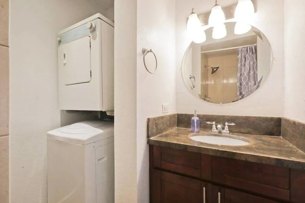 Large 2br/2ba Steps to Waikiki Beach by Domio