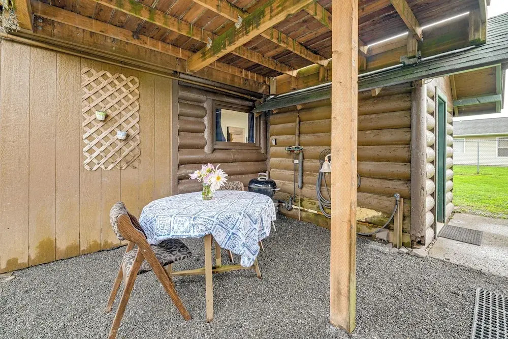 Unique Dog-friendly Log Cabin: Short Walk to Ocean