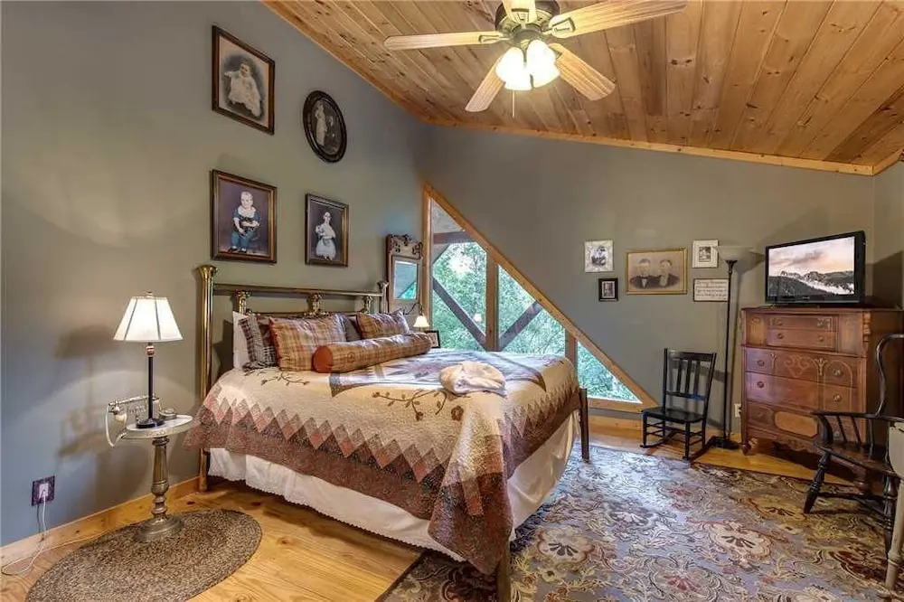 Stonebrook Lodge - Four Bedroom Cabin
