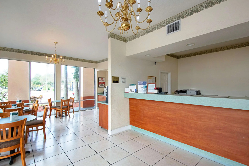 Econo Lodge Inn & Suites Clearwater Central