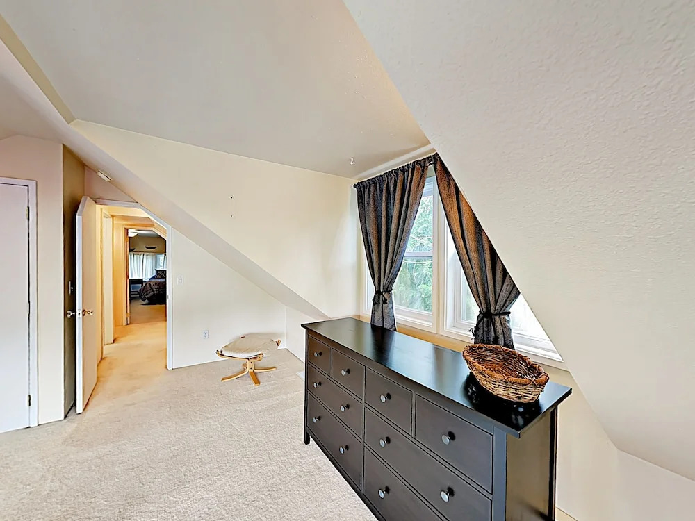 Charming - Blocks To Dining, Shops, Parks 3 Bedroom Home