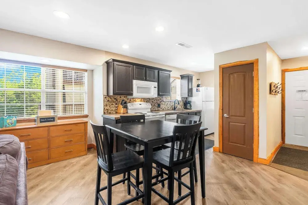Cozy Timbers Charming Condo for 6 With Resort-style Amenities