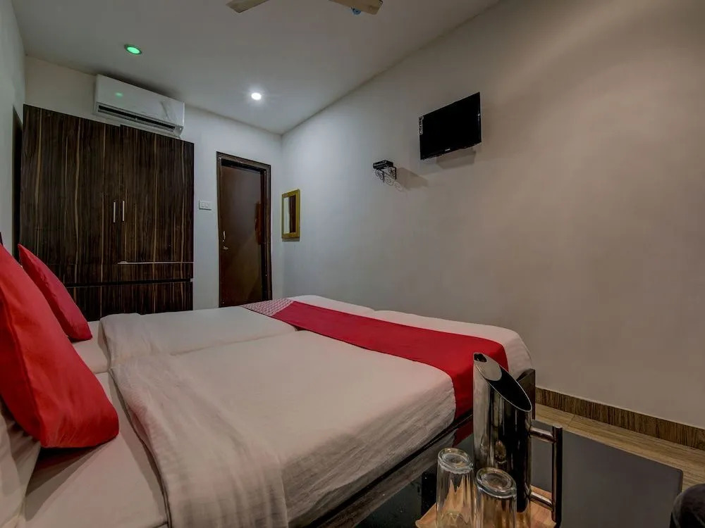 OYO 8976 Hotel Park Street 2