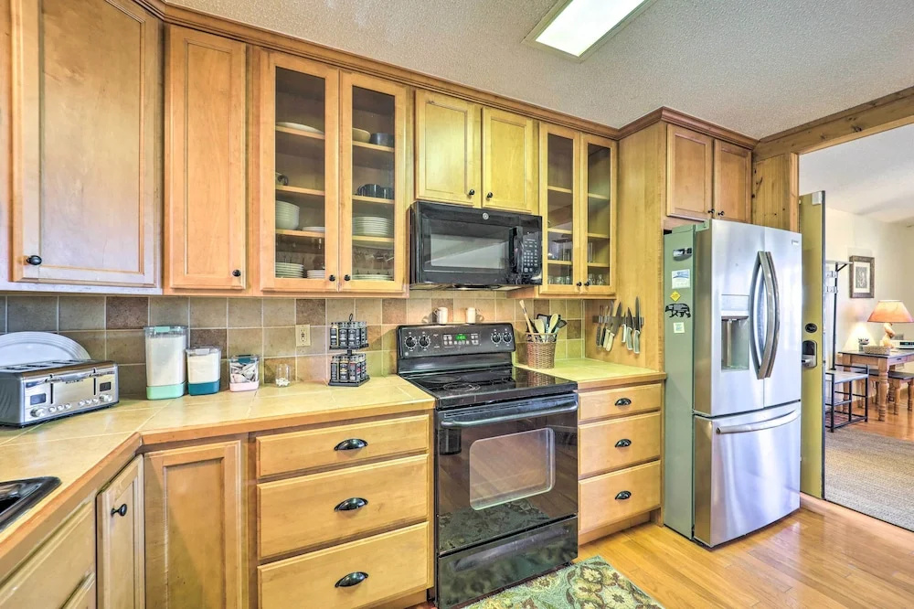 Mtn-view Cabin w/ Deck, 2 Mi to Beech Mtn Slopes!