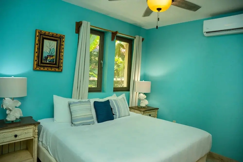 Surfside Gecko - Large Oceanfront Villa with Pool Close to Village