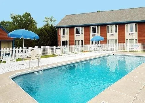 Econo Lodge Inn & Suites