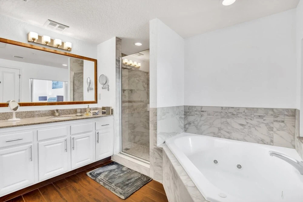 Beautiful Upgraded 2 BR Condo In Tourist District