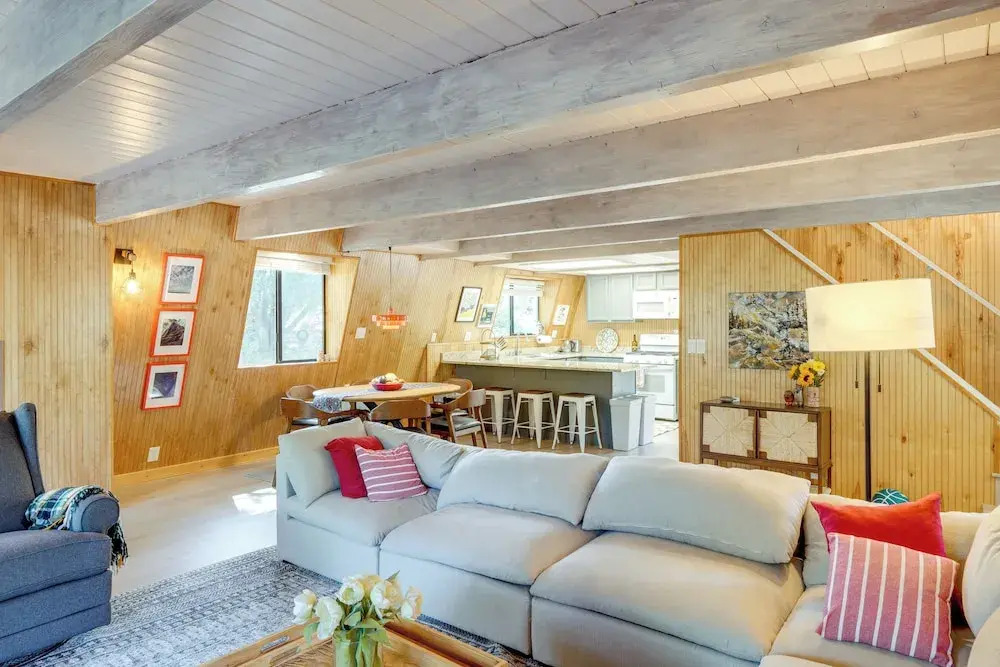 Walk to Village: Cozy Cabin in Pine Mountain Club