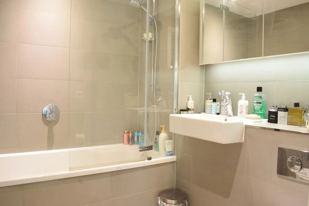 Modern Highrise 1 Bedroom Flat With Balcony