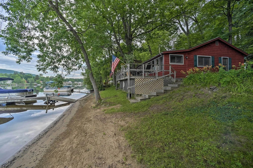 Riverfront Escape w/ Dock: 19 Mi to Saratoga!