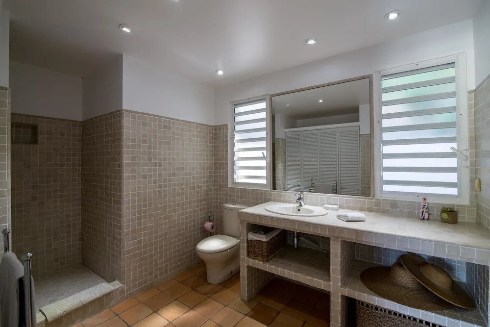 Stunning Ocean Views, Large Heated Pool, Walk to the Beach, AC, Free Wifi
