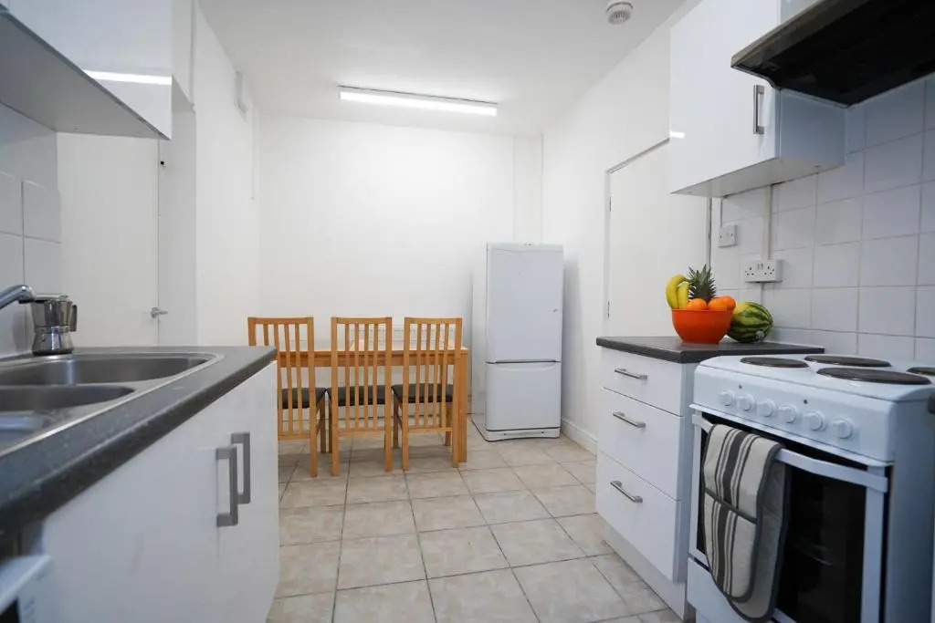BIRMINGHAM COPLOW, 3 bedrooms house, with 6 beds, 2x doubles beds, 3x singles beds and 1 sofa-bed,sleeps people