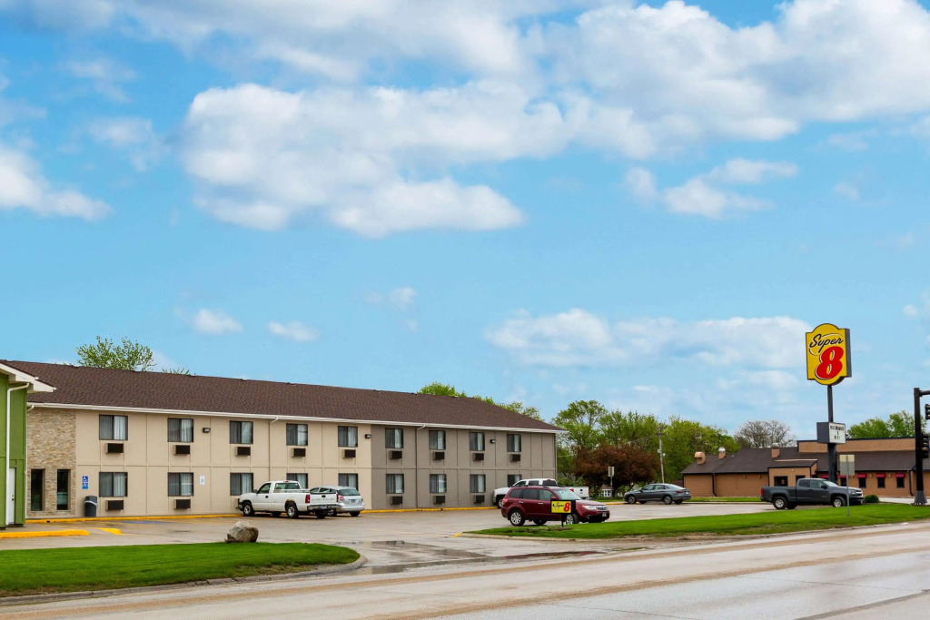 Super 8 by Wyndham Storm Lake