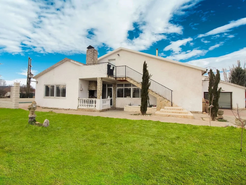 Villa in Villamuriel With Pool and Barbecue