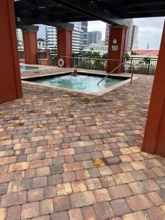 Modern 1B Condo w City Skyline Views in Las Olas