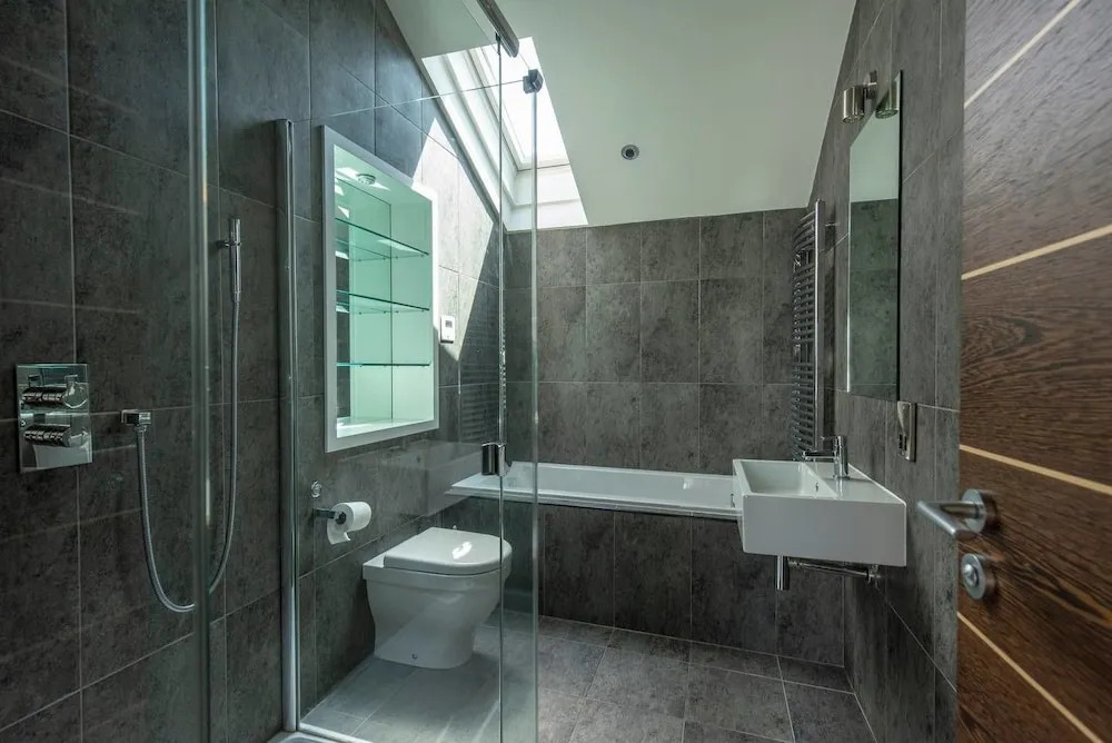 Amazing Spacious 2 Bed Duplex Penthouse w/ Balcony
