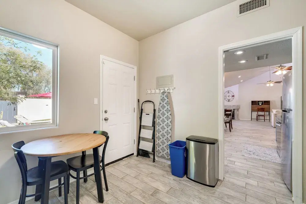 Pool, Putting Green & Games: Chandler Home!